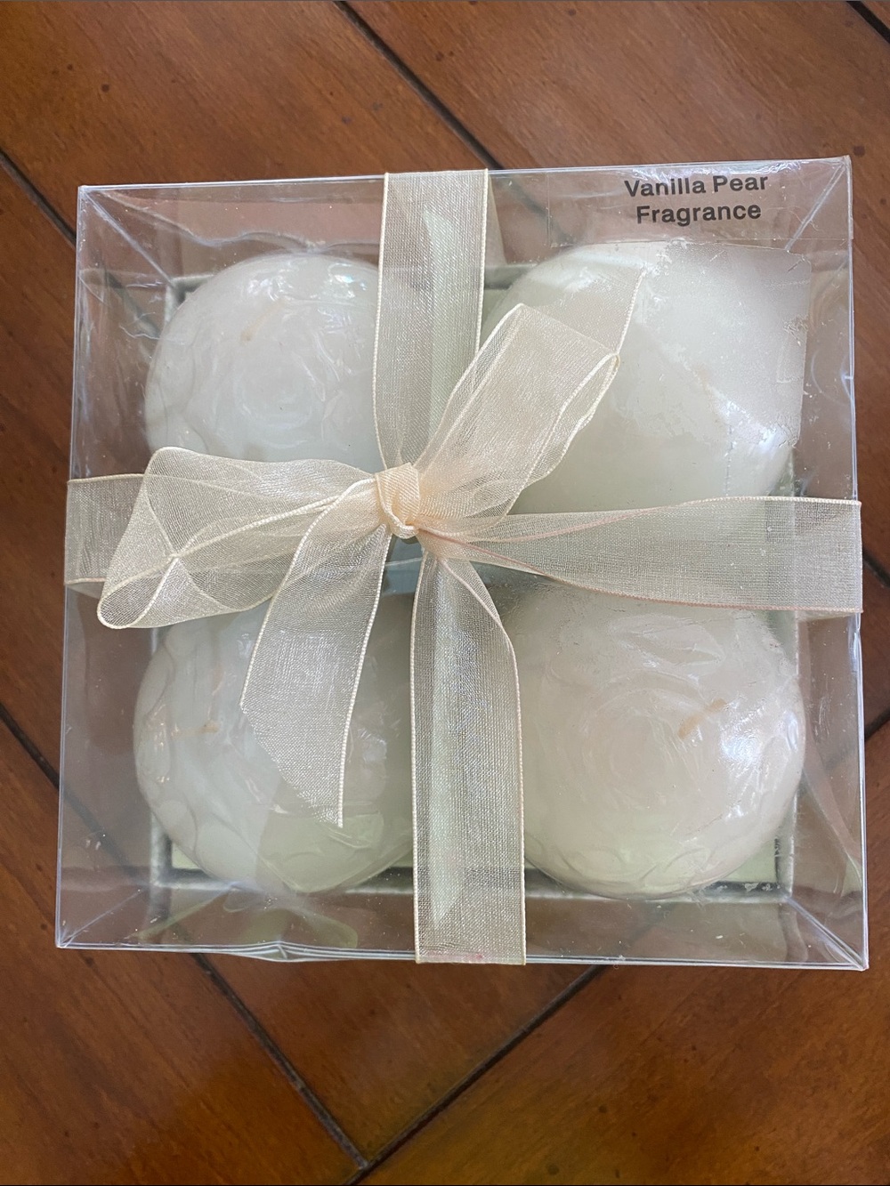 Bill Blass Vanilla Pear Scented Spherical Candles White